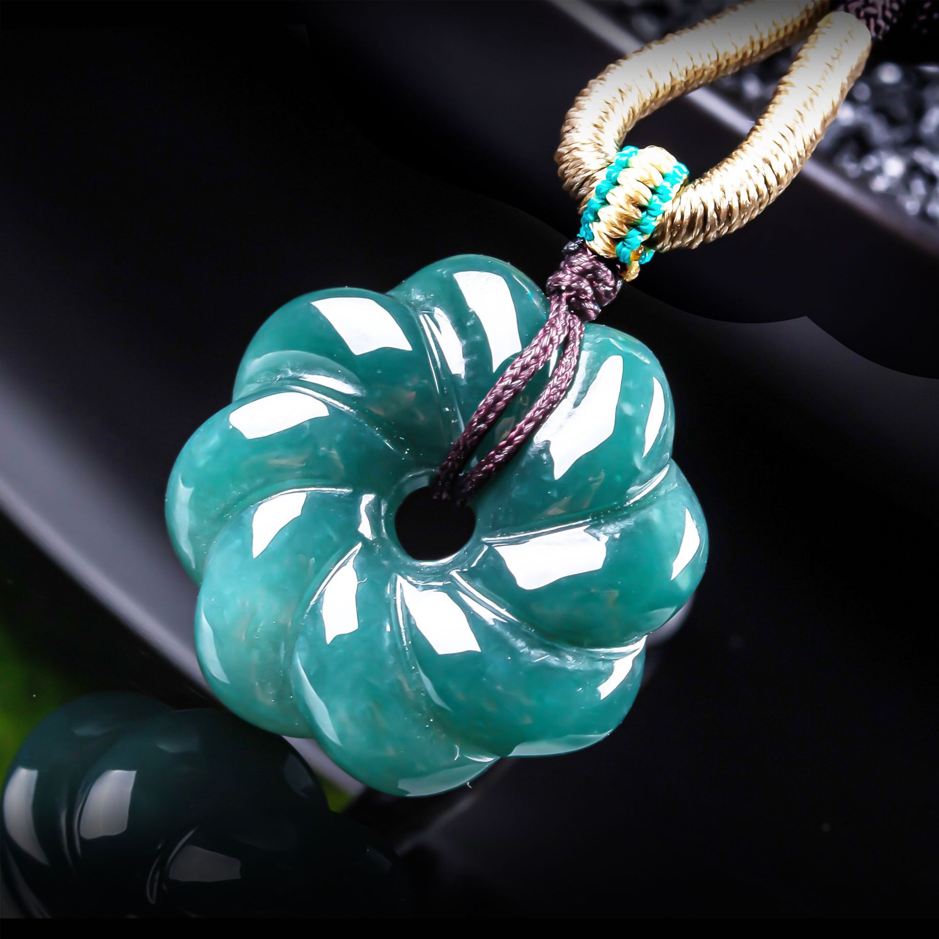 Necklaces - Collier avec pendentif en jade birman