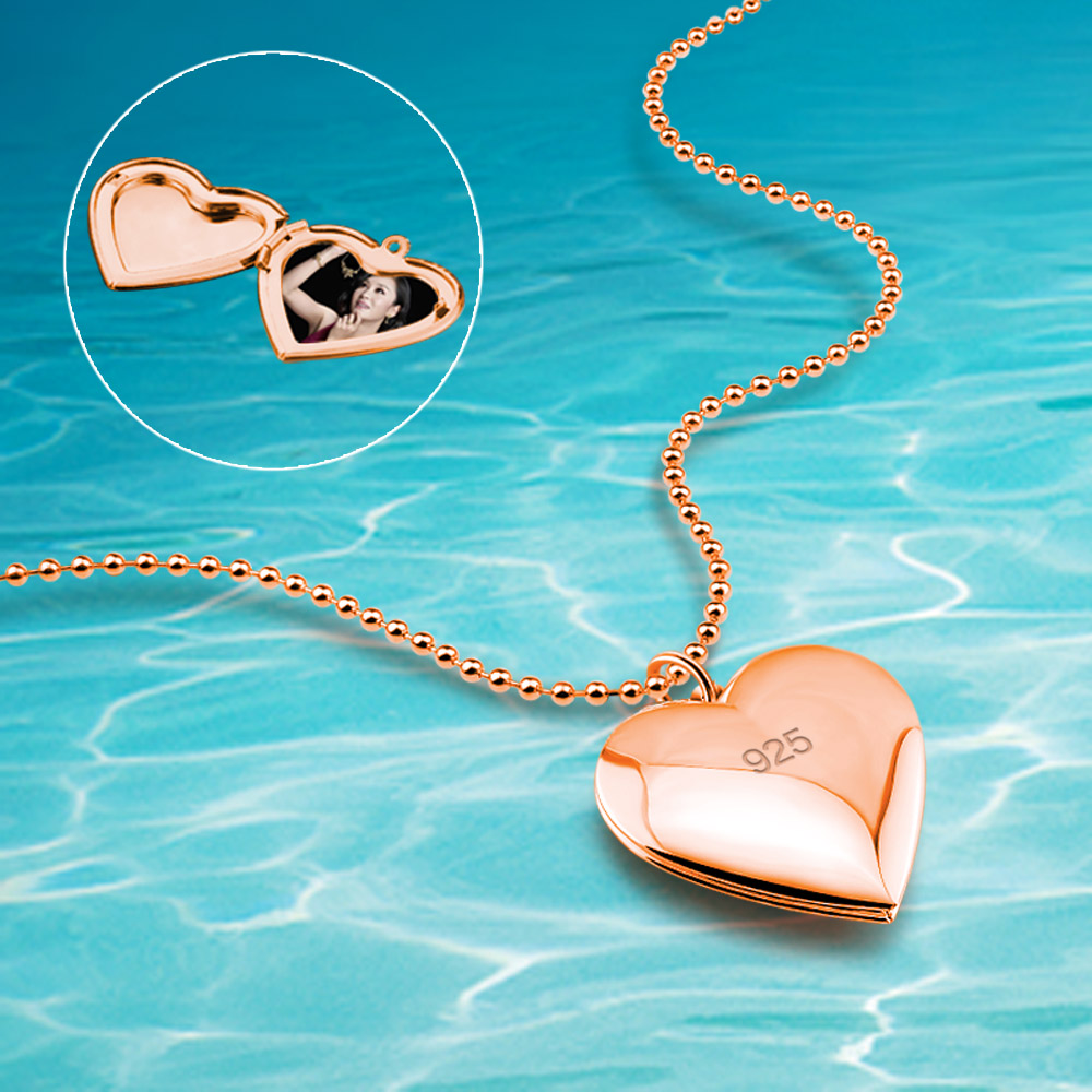 Heart Locket Necklace Photo - Collier pendentif coeur en argent regardé