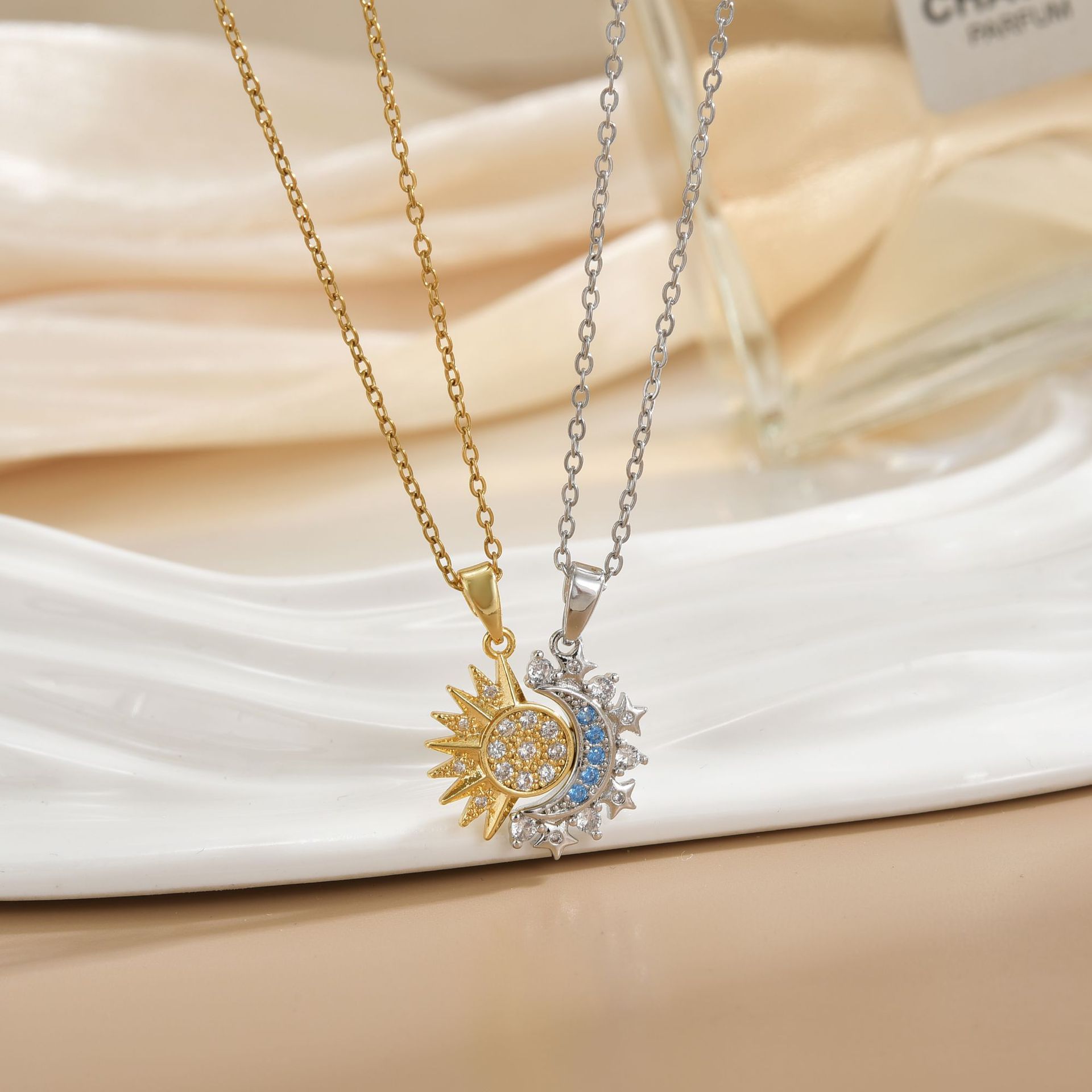 Magnetic Couple Matching Necklaces - Couples colliers magnétiques soleil et lune