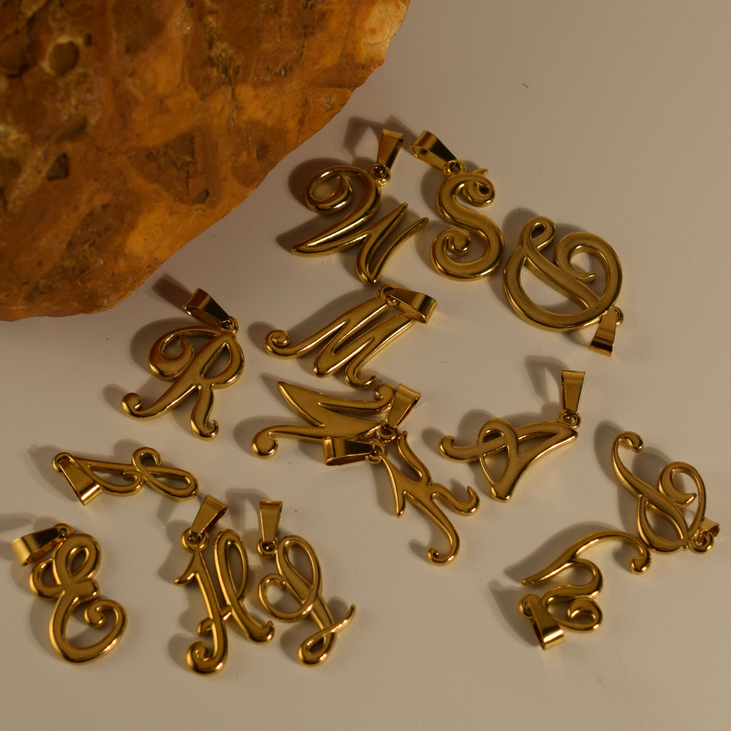 Pendentif Alphabet Vintage en  - Initial Letter Necklace 18K Gold avis et prix