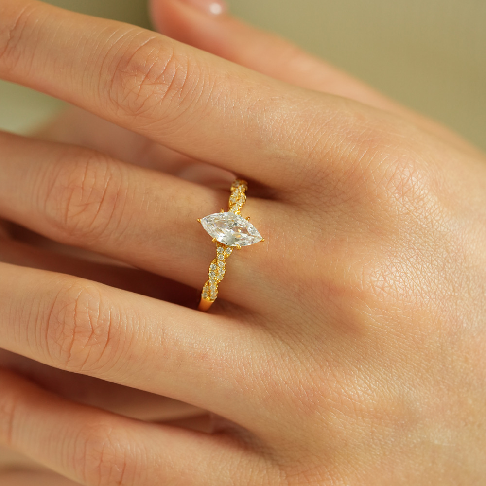 Bague Lumira en or 18 carats a - Moissanite Engagement Ring 1 Carat avis et prix